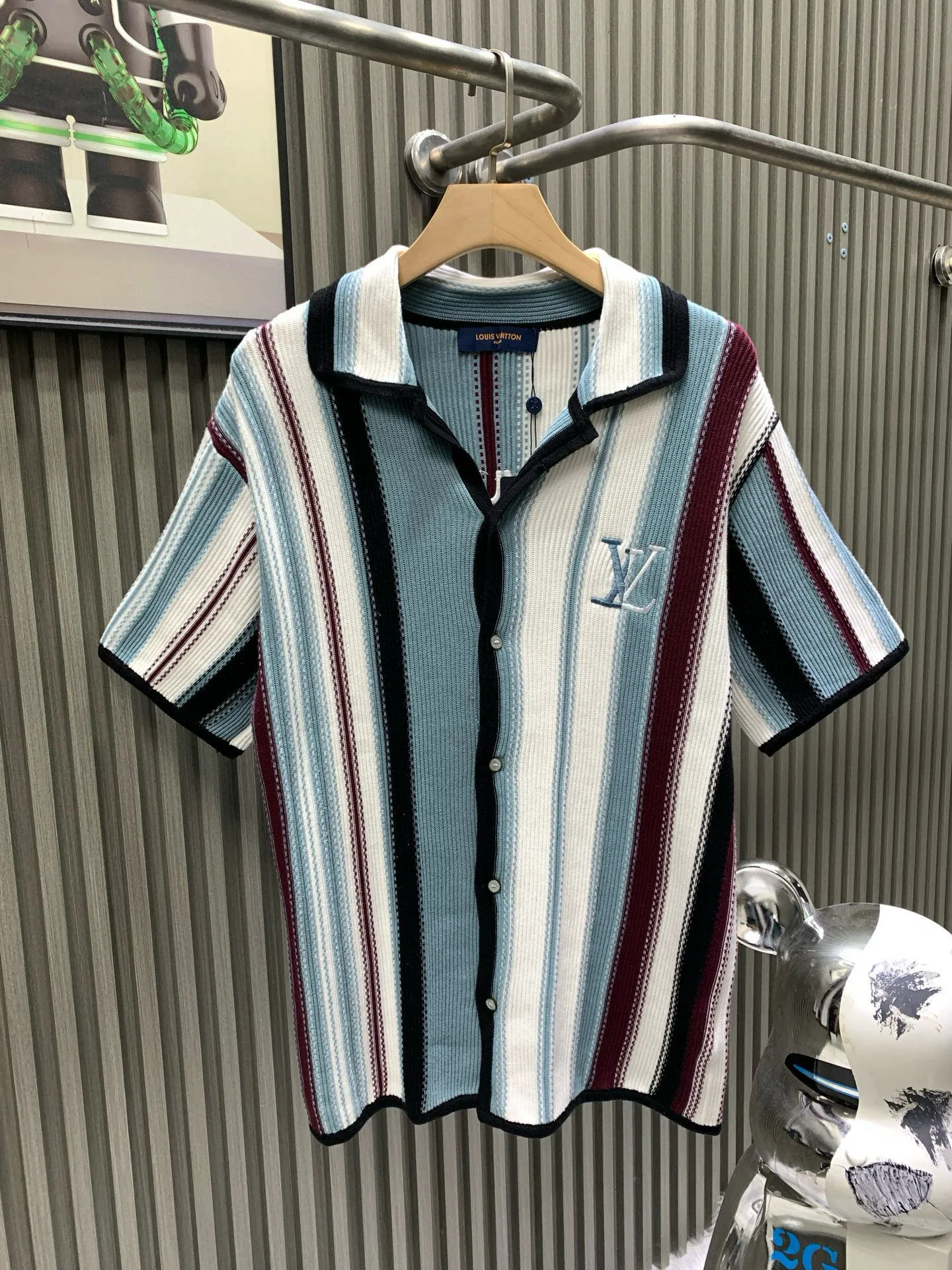 🅿️440 🀄️ Louis Vuitton Louis Vuitton 1v color block striped knitting. The original version was purchased for 15900 and developed. Custom-dyed 32-count double-ply combed cotton yarn. Used imported German (Stoll) 7 knitting machine custom-dyed yarn. Wool jacquard. Imported embroidery. Wool fermentation. Customized buttons. Customized trademark. Loose version. The original version is dyed and dyed. The color similarity is as high as 95%. The yarn is made of 2 strips of 260 combed cotton on the bottom + 5 strips of polyester + 1 strip of high-elastic stretch frame. The loom is a 14-needle STOLL machine imported from Germany. Each piece of fabric takes 390 minutes. Due to the particularity of this weave, the stability requirements of the machine are very high. Many machines cannot do it. The weaving time is very long. It is easy to have waste pieces when weaving the piece. The loss will be very large. The sewing plate is sewn with a 20-needle plate. In order to maximize the restoration effect, our large body fabric pieces are woven on an ultra-fine 16-needle flat machine. The whole piece of clothing has almost no knots. It is recommended to pair it with shorts of the same style.